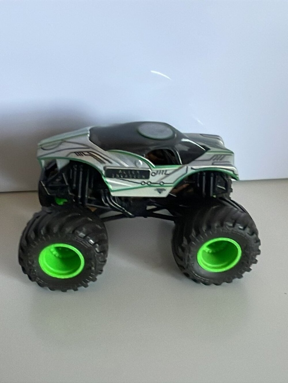 *♪ Monster Jam Truck Hot Wheels - Alien Invasion - Scale 1:64 *♪